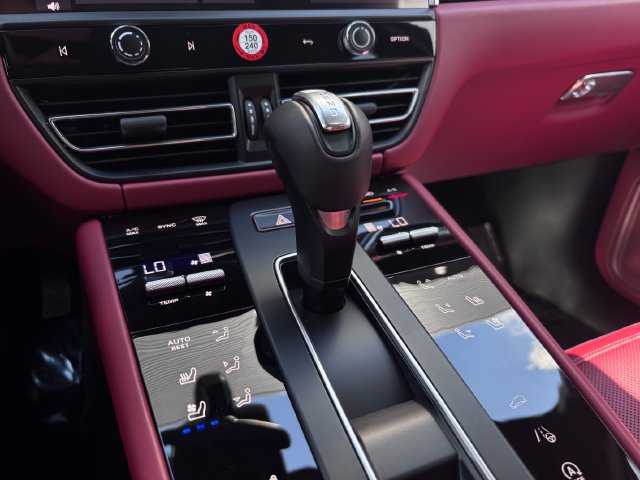 Certified 2025 Porsche Macan S AWD/4WD image 21
