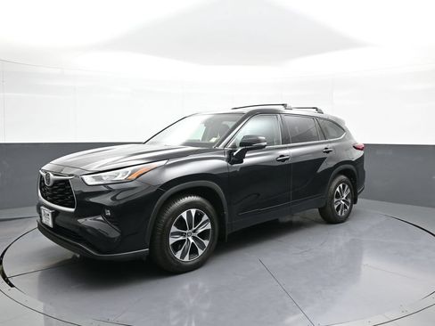 Certified 2020 Toyota Highlander XLE AWD/4WD image 1
