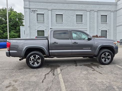 Used 2017 Toyota Tacoma TRD Sport w/ Tow Package (A/T) AWD/4WD image 9