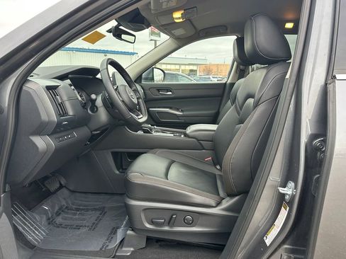 Used 2025 Nissan Pathfinder SL image 14