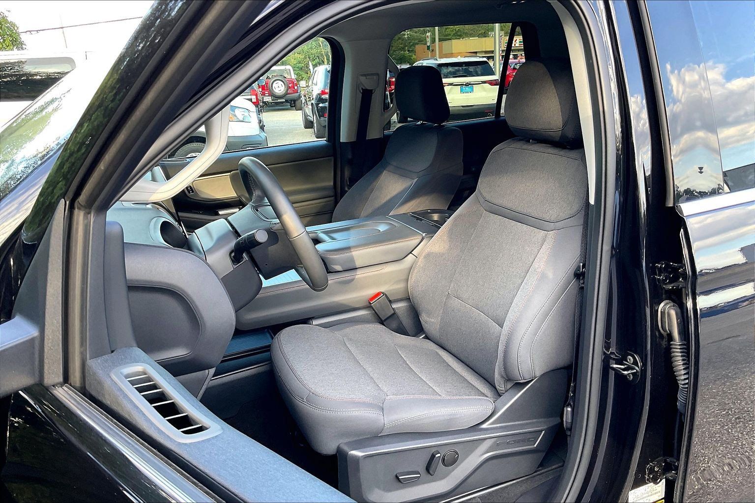Used 2025 Ford Expedition Active AWD/4WD image 25