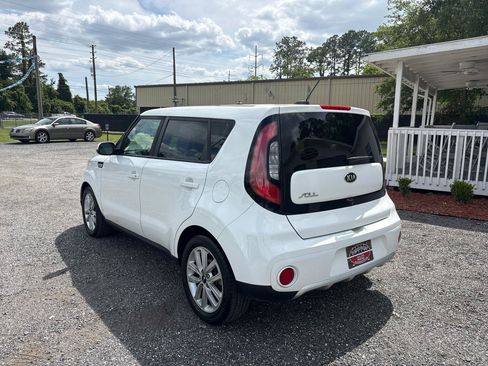 Used 2018 Kia Soul + FWD image 7