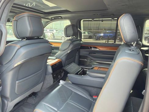 Used 2023 Jeep Grand Wagoneer Series II AWD/4WD image 10