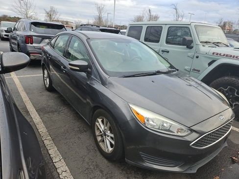 Used 2015 Ford Focus SE image 3
