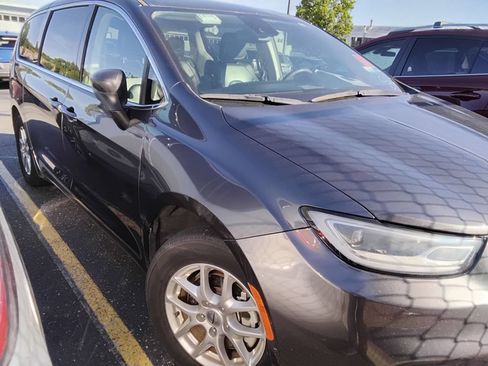 Used 2023 Chrysler Pacifica Touring-L FWD image 3