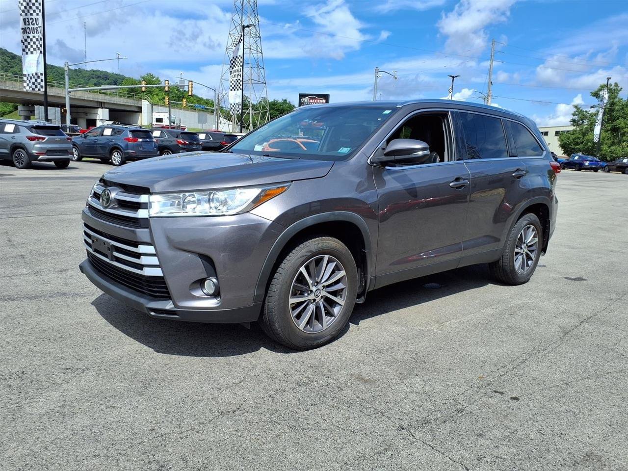 Used 2019 Toyota Highlander XLE AWD/4WD image 3