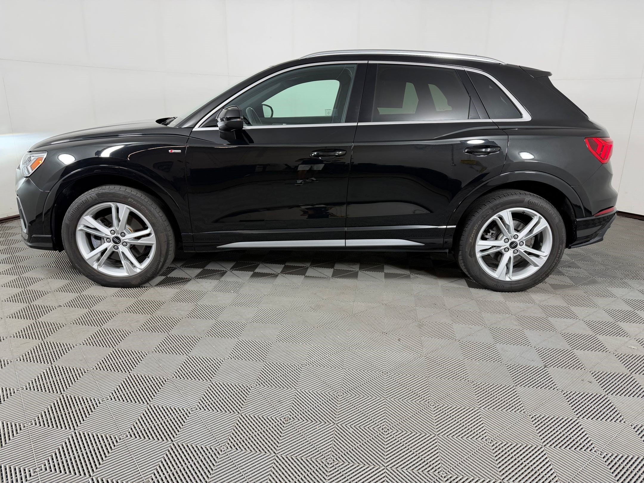 Used 2023 Audi Q3 2.0T Premium w/ Convenience Package AWD/4WD image 2