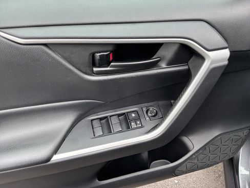 Used 2021 Toyota RAV4 LE FWD image 20