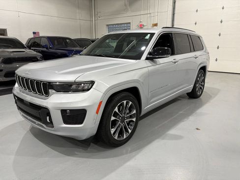 Used 2024 Jeep Grand Cherokee L Overland w/ Luxury Tech Group IV image 3