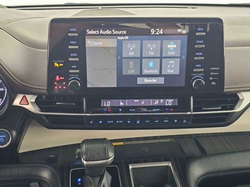 Used 2022 Toyota Sienna Platinum image 27