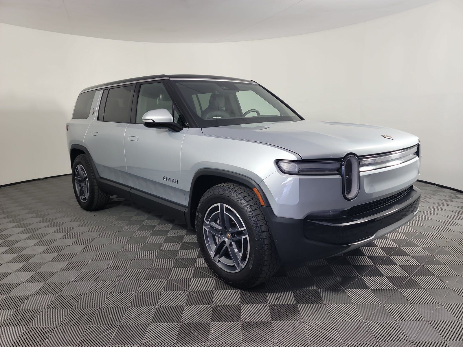 Used 2025 Rivian R1S Adventure Dual AWD/4WD image 7