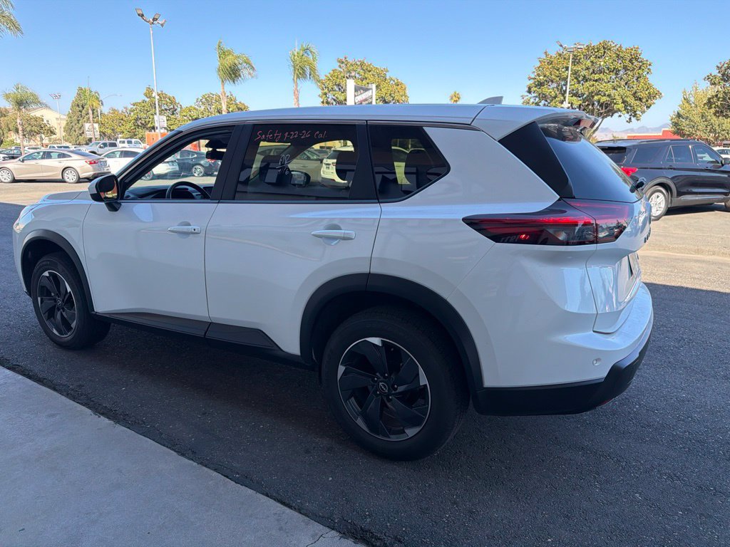 Used 2024 Nissan Rogue SV FWD image 3