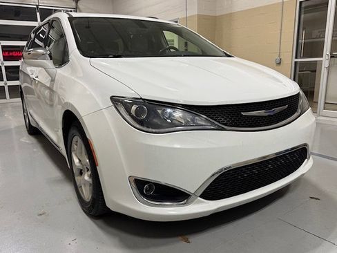 Used 2020 Chrysler Pacifica Limited image 1