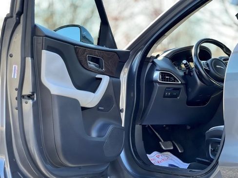 Used 2017 Jaguar F-PACE R-Sport image 9