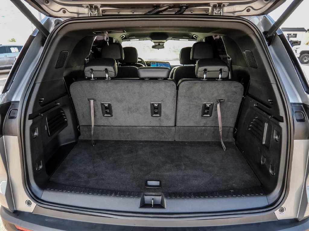 Used 2025 Chevrolet Traverse LT FWD image 11