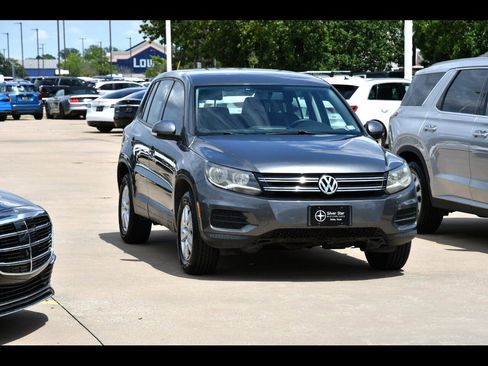 Used 2014 Volkswagen Tiguan S image 1