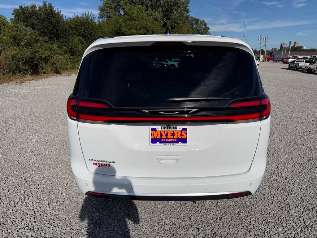 New 2027 Chrysler Pacifica Select FWD image 30