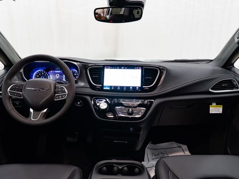 New 2026 Chrysler Pacifica Select FWD image 9
