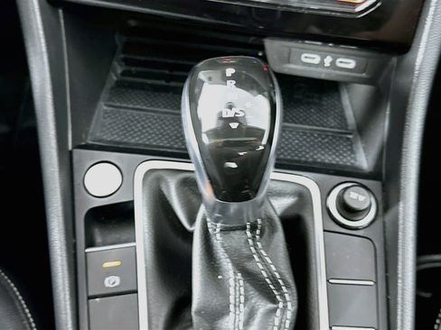 Used 2025 Volkswagen Jetta SE FWD image 25
