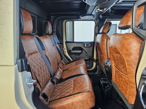 Used 2023 Jeep Gladiator Sport image 3