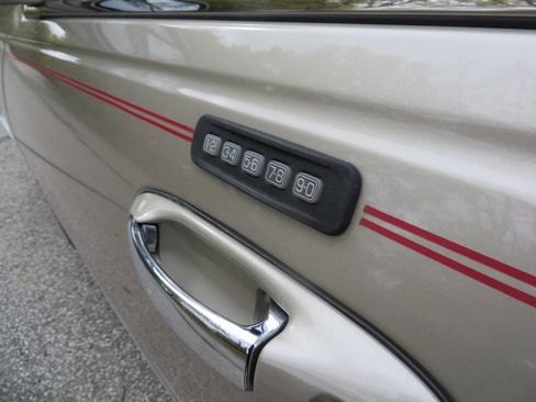 Used 2008 Lincoln Town Car Signature Limited image 19