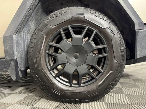 Used 2024 Tesla Cybertruck AWD Crew Cab image 42