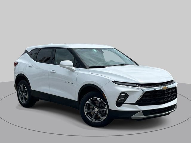Used 2025 Chevrolet Blazer LT FWD image 2