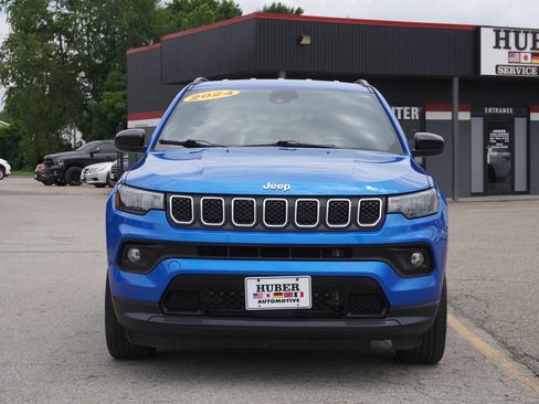 Used 2024 Jeep Compass Latitude AWD/4WD image 2