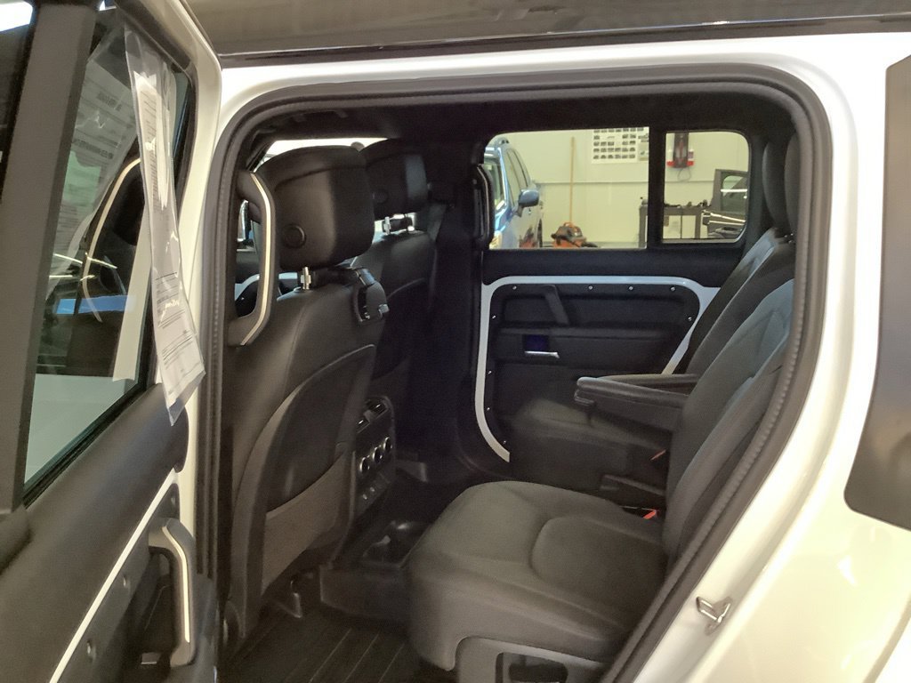 Used 2025 Land Rover Defender 130 X-Dynamic SE AWD/4WD image 19