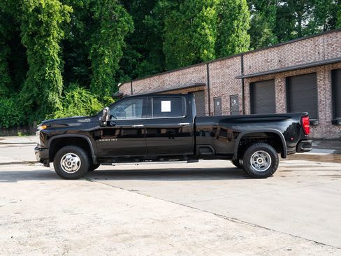 Used 2023 Chevrolet Silverado 3500 High Country w/ Technology Package AWD/4WD image 4