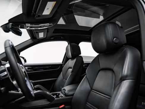 Used 2022 Porsche Cayenne w/ Premium Package image 28