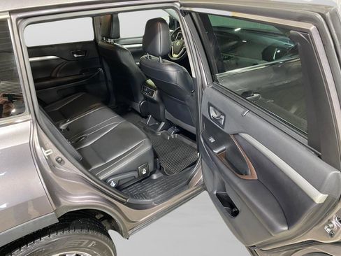 Used 2019 Toyota Highlander XLE AWD/4WD image 28