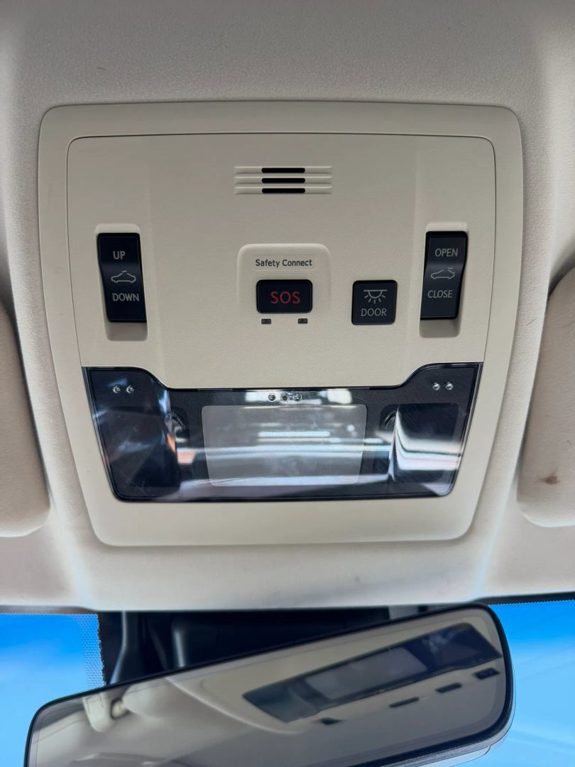 Used 2016 Lexus ES 300h w/ Luxury Package w/Wood Trim FWD image 30