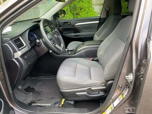 Used 2019 Toyota Highlander LE AWD/4WD image 9