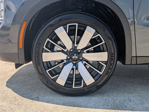 New 2025 Mitsubishi Outlander SE image 9