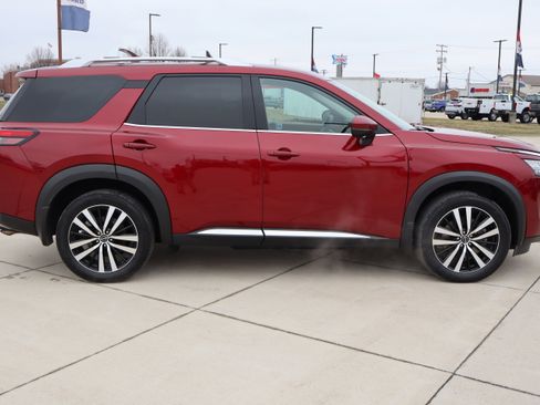 Used 2024 Nissan Pathfinder Platinum w/ Cargo Package image 5
