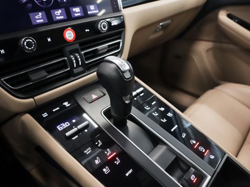 Used 2023 Porsche Macan image 16