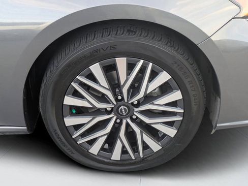 Used 2024 Nissan Altima 2.5 SV image 9