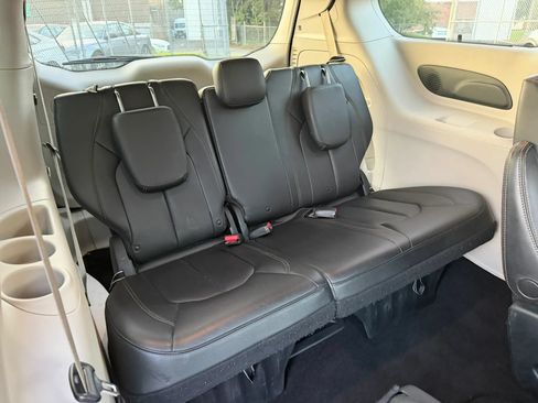 Used 2018 Chrysler Pacifica Touring-L w/ Advanced Safetytec Group FWD image 27