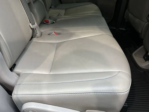 Used 2018 Toyota Highlander XLE w/ Carpet Mat Package (TMS) AWD/4WD image 18