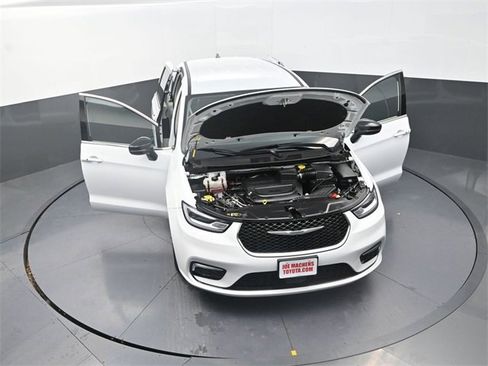 Used 2024 Chrysler Pacifica Touring-L image 34