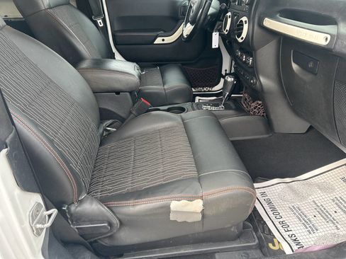 Used 2012 Jeep Wrangler Sahara image 17