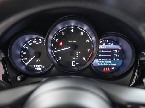 Certified 2023 Porsche Macan image 18