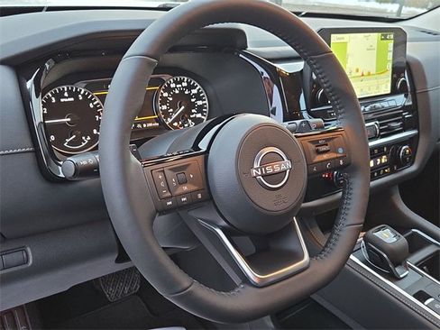 New 2025 Nissan Pathfinder SL image 14
