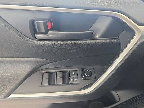 Used 2019 Toyota RAV4 LE AWD/4WD image 14