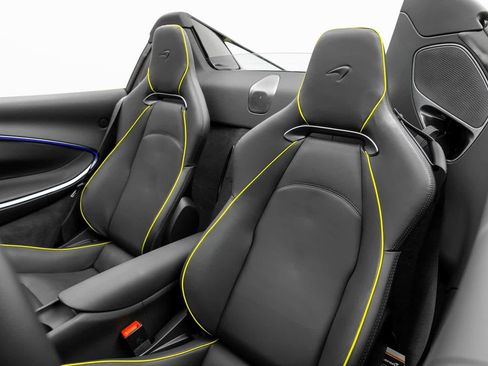 Used 2025 McLaren Artura Spider image 12