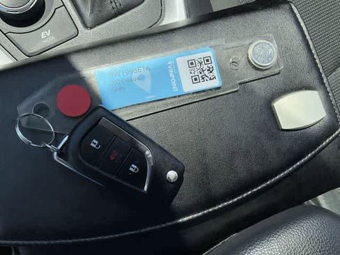 Used 2024 Toyota RAV4 LE AWD/4WD image 27