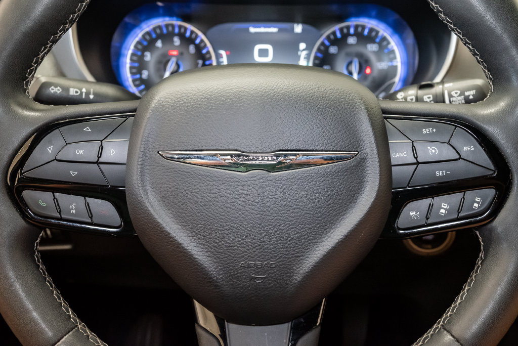 Used 2023 Chrysler Pacifica Touring FWD image 14