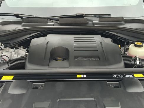 Used 2025 Land Rover Range Rover Sport SE AWD/4WD image 15