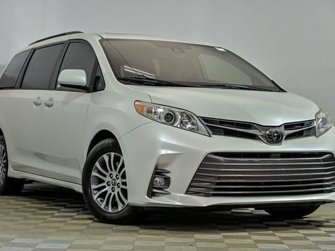 Used 2020 Toyota Sienna XLE FWD image 1